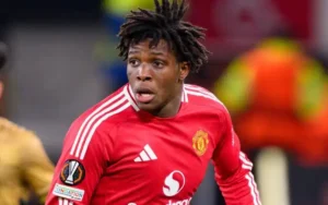 Hậu vệ MU được ca ngợi nhờ hành động đẹp